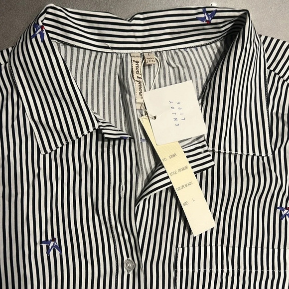 NWT  adorable striped tie front blouse with birds - Picture 2 of 7